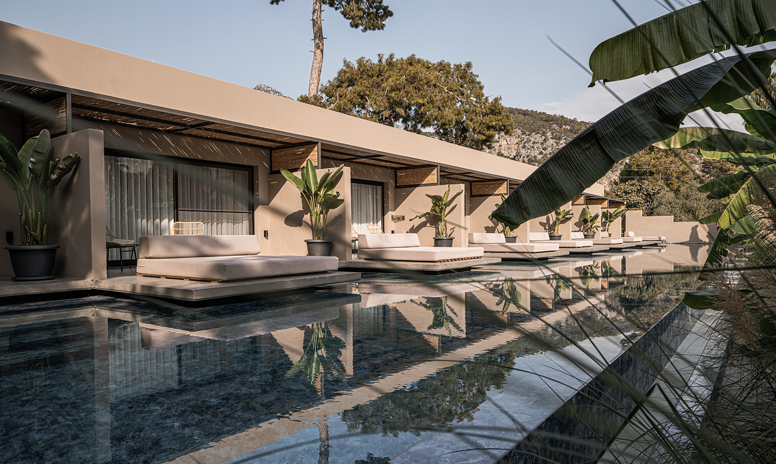 Balmy Signature Swim Up Oda