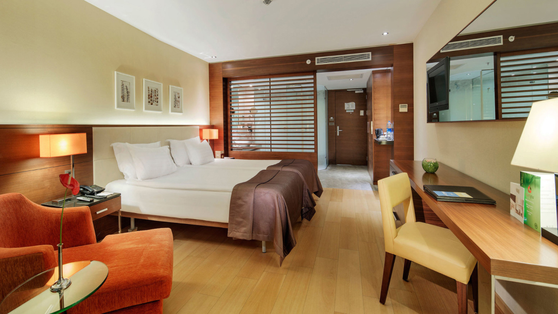 Yandan Deniz Manzaralı Oda