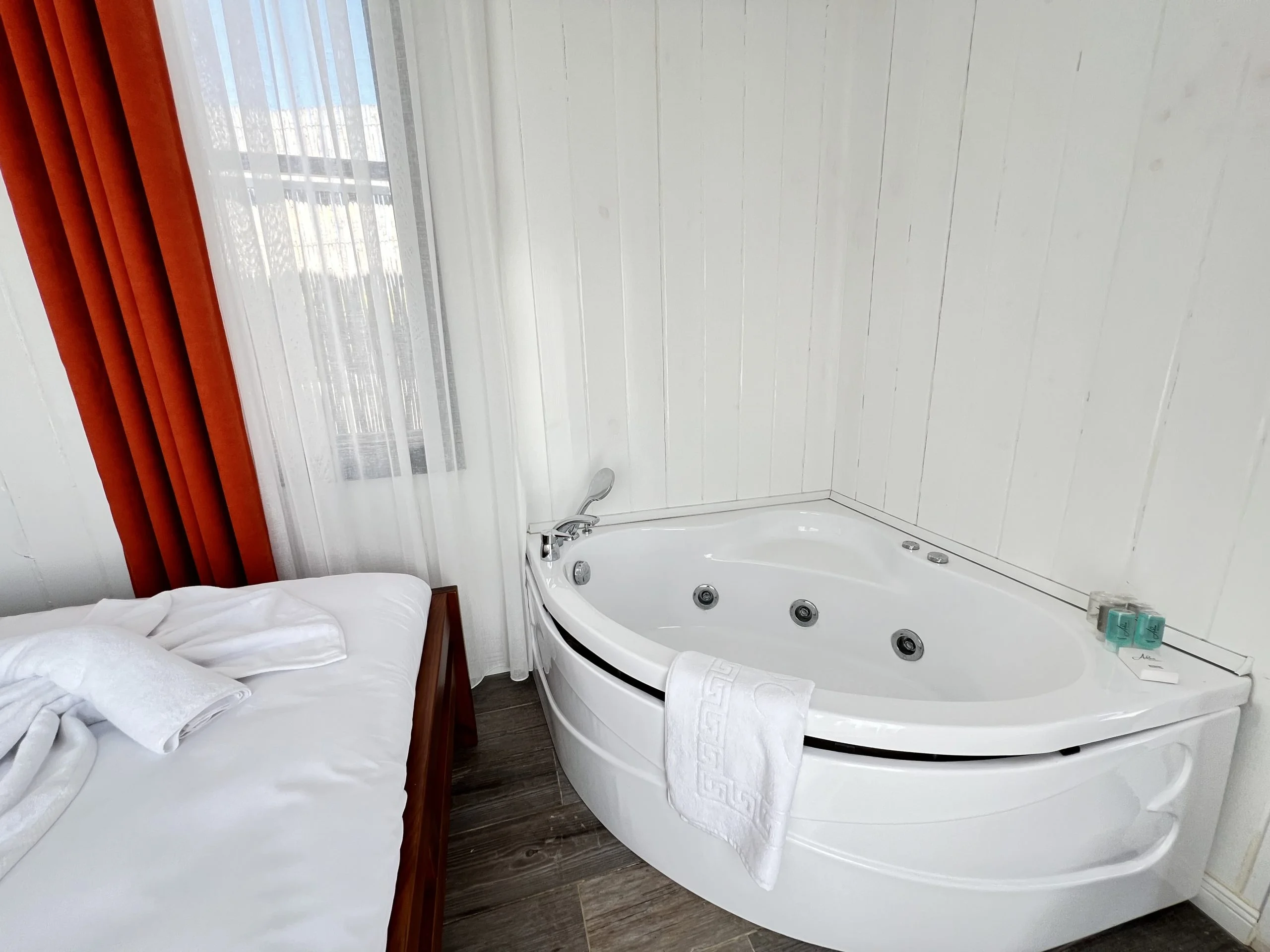 Tiny House (Jacuzzi)