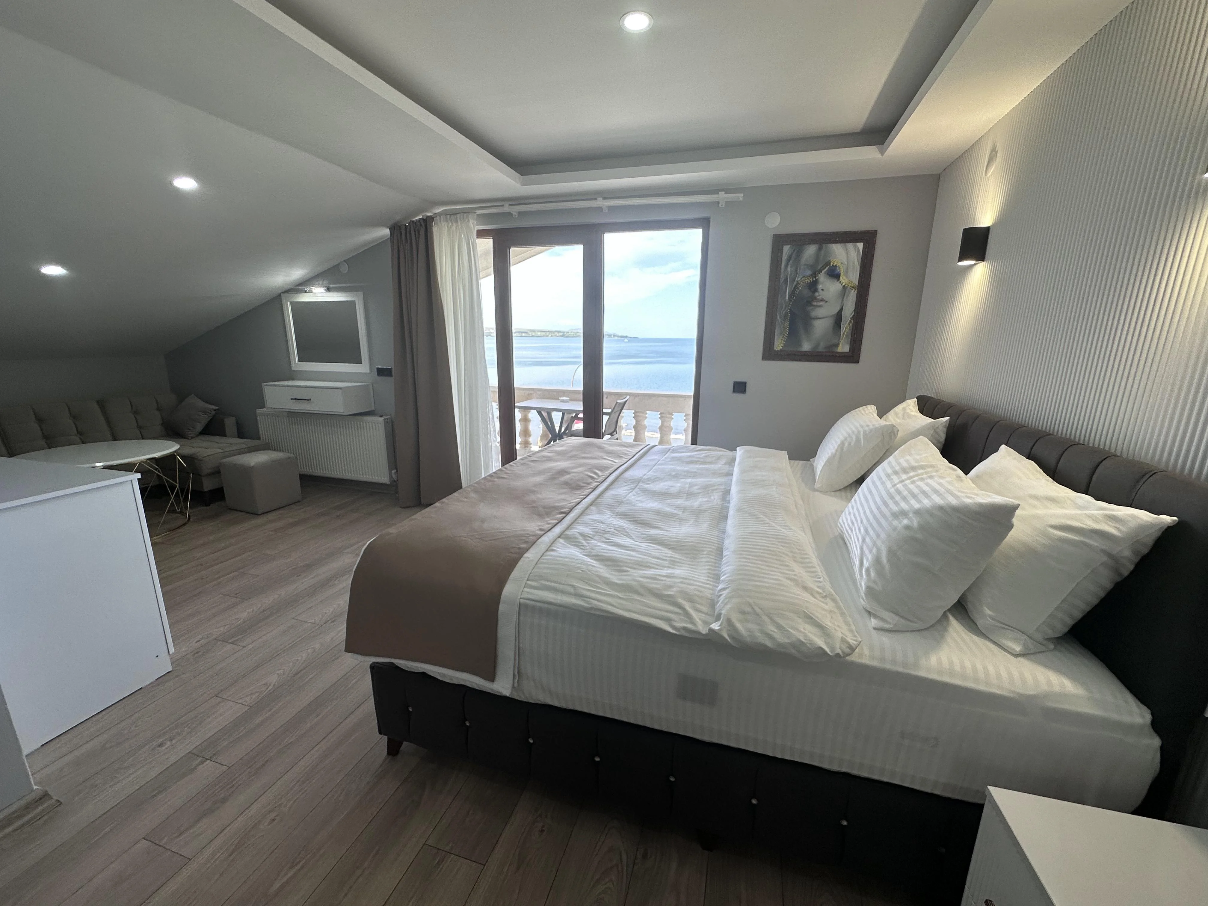 Corner Guest Room, Lake View