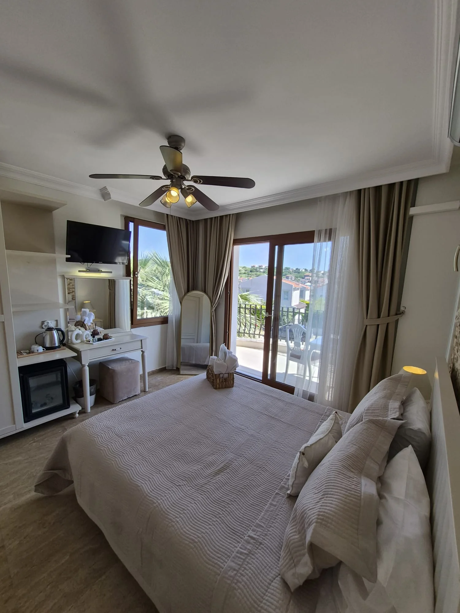 Deluxe Room, Partial Sea View (Balcony)