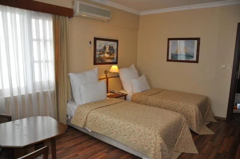 Economy Room, Land View