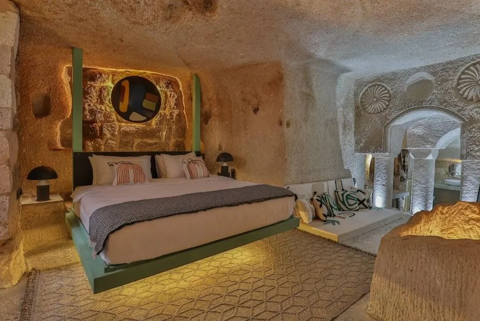 Cave Oda, Havuz Manzaralı