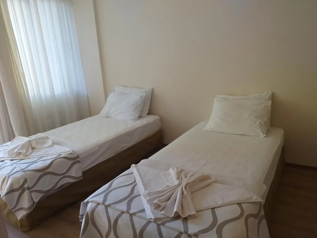 Iki Ayrı Yataklı Oda, Kara Manzaralı