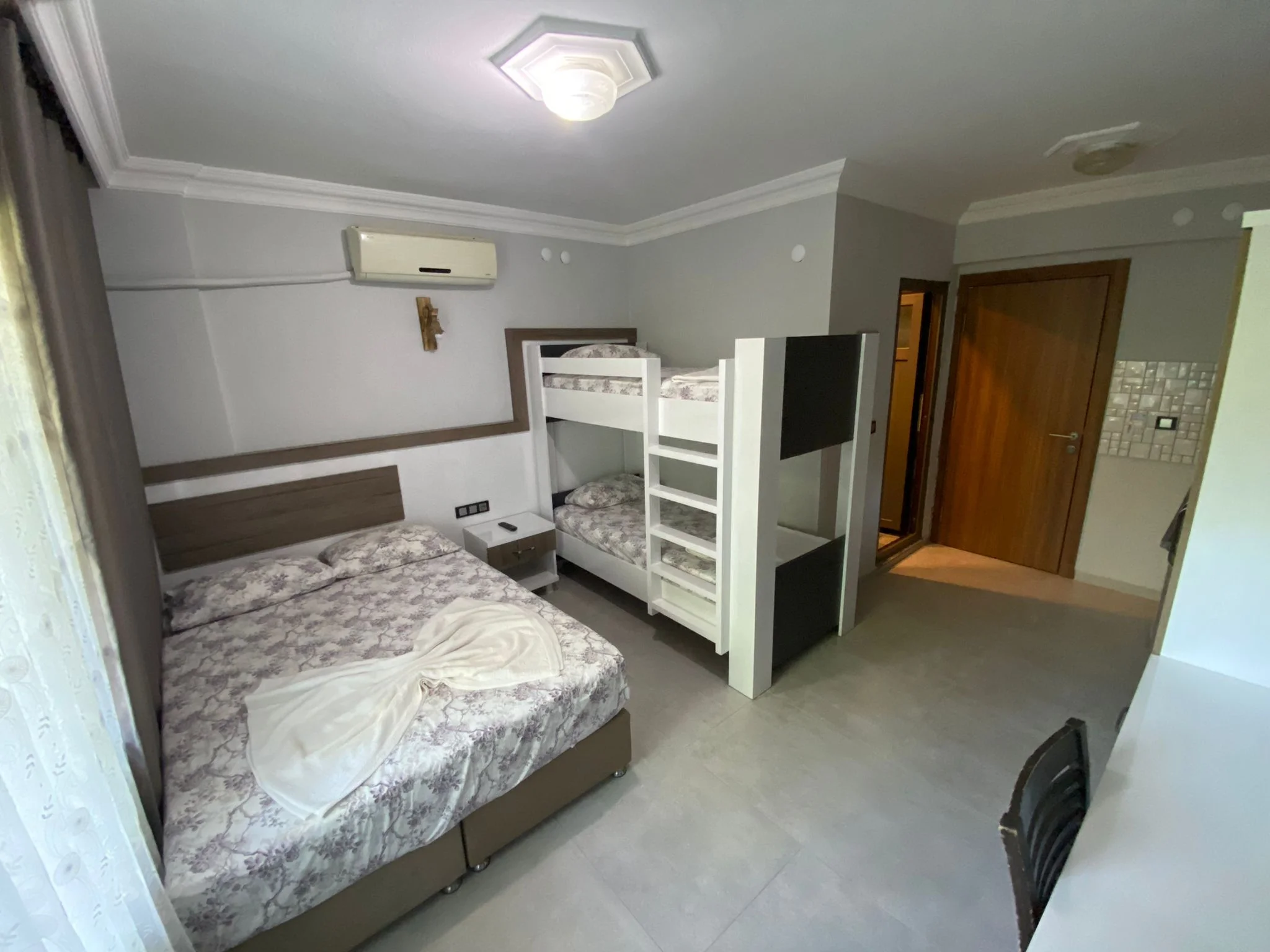 Standard Room (4 Person)