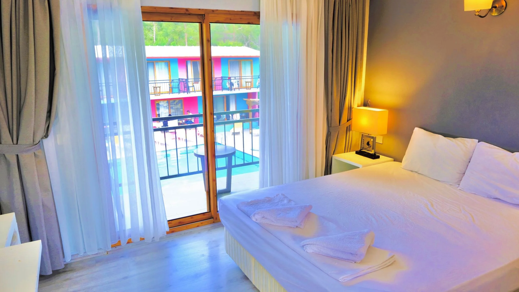 Deluxe Oda, Havuz Manzaralı (Balkonlu)