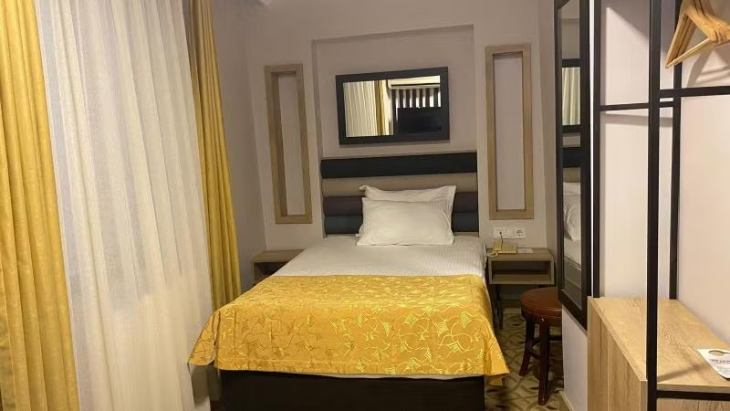 Economy Room, Land View